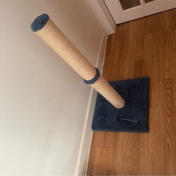 Amazon Basics 34“ Navy & Beige Tall Cat Scratching Post - Picture 8 of 15